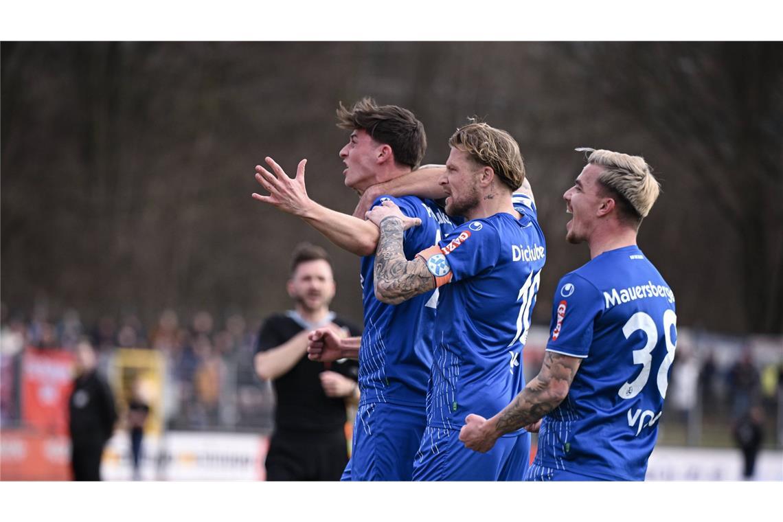 Die Kickers starten mit einem 2:1-Arbeitssieg am 9. März  bei der TSG Balingen ins Fußballjahr 2024. Paul Polauke (li.) köpfte das Tor zur 1:0-Führung. Nach diesem 23. Spieltag hatten die Blauen als Spitzenreiter zehn Punkte Vorsprung auf den späteren Drittliga-Aufsteiger VfB Stuttgart II.