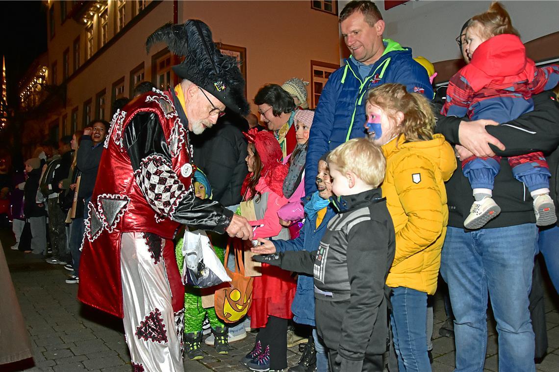 Die Kids am Straßenrand freuen sich über Bonbons und allerlei Süßes. Murreder Na...