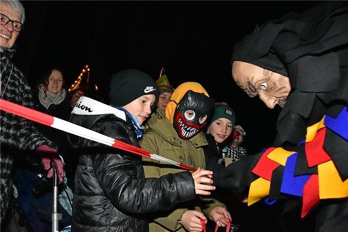 Die Kids freuen sich über Süßigkeiten, die der Auenwälder Narr an sie verschenkt...