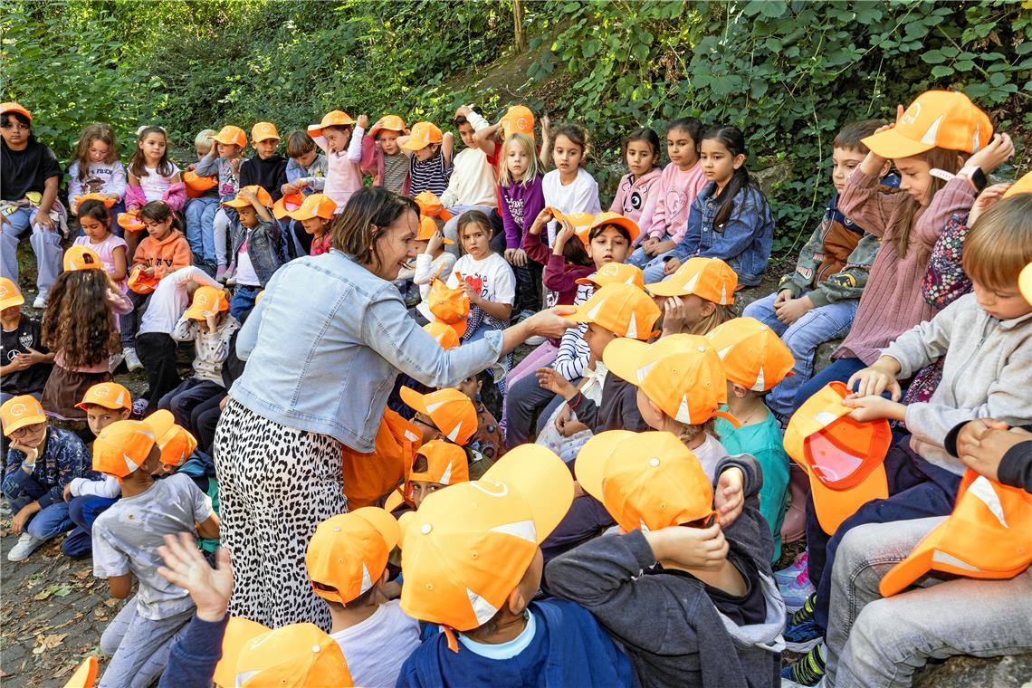 Die Kinder freuen sich über ihre neuen Sicherheitsmützen. Foto: Dietmar van der Linden