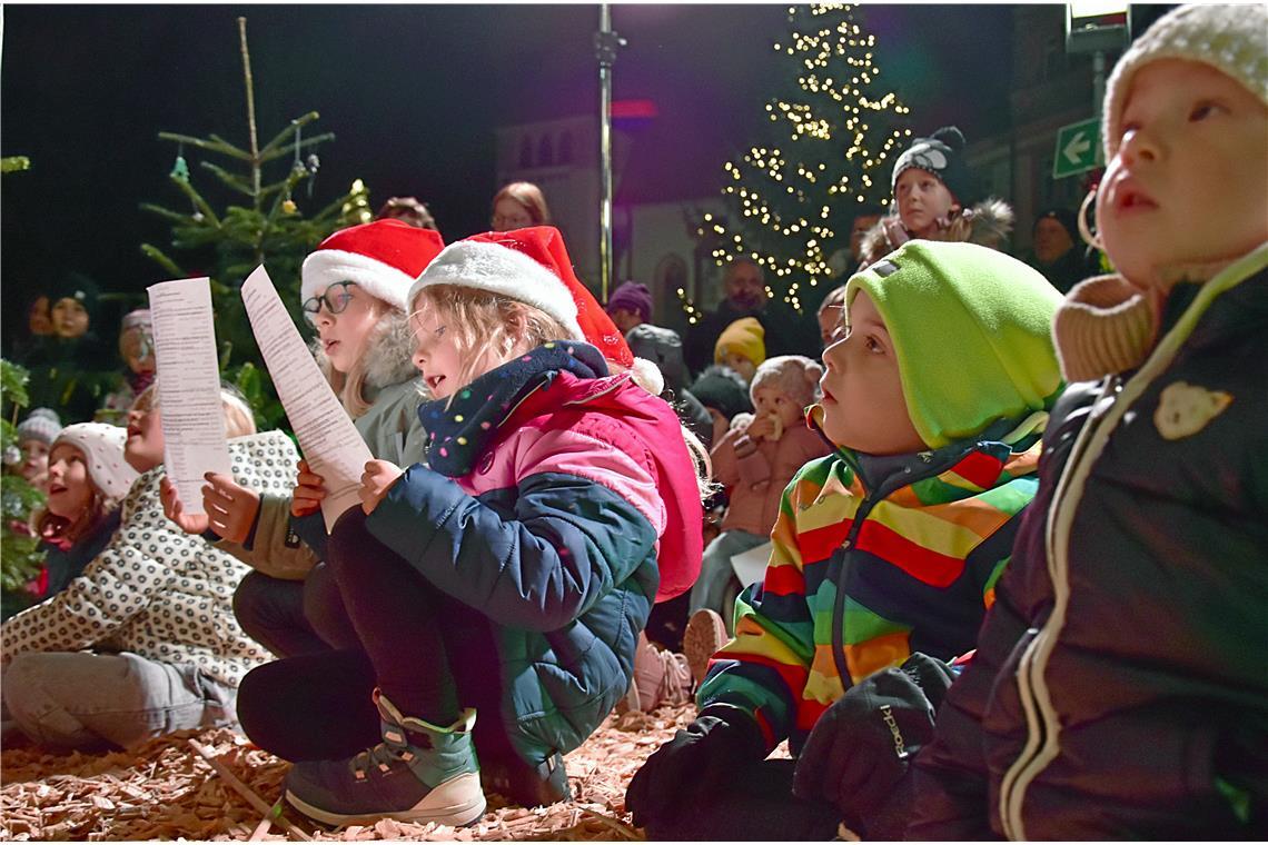 Die Kinder singen kräftig mit bei den Weihnachtsliedern der Liedertafel Backnang...