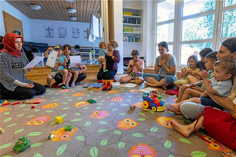 Die Kinderbetreuung und den Deutschkurs unter einen Hut bekommen, das geht beim Mutter-Kind-Sprachcafé im Sulzbacher Gemeindehaus. Foto: Alexander Becher