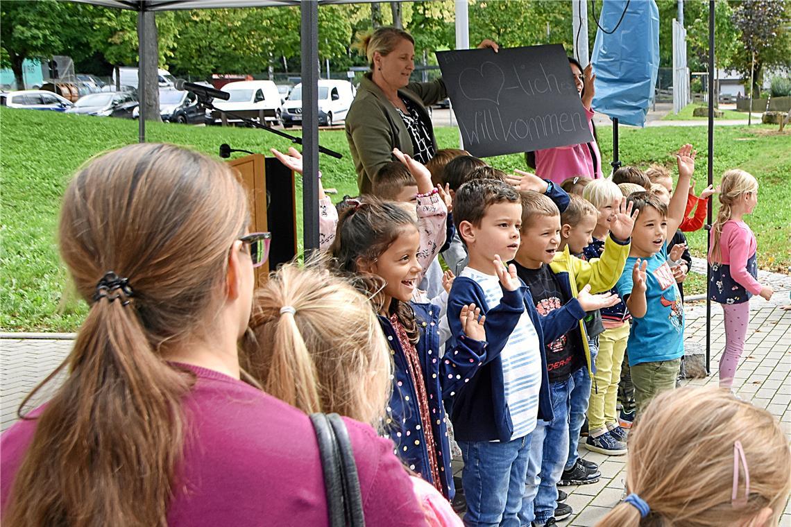 Die Kindergartenkinder tragen zur Einweihung ein Lied vor.