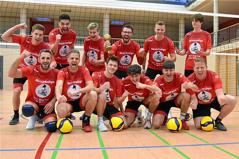 Die Kirchberger Volleyballer freuen sich in ihren Aufstiegsshirts über den Aufstieg. Hintere Reihe von links: Spielertrainer Tobias Roller, Kapitän Kilian Kugler, Paul Hofmann, Jan-Luca Sauter, Philipp Miks und Tim Lauermann. Vordere Reihe von links: Fitim Redzepi, Florian Rappoldt, Simon Lücke, Tobias Reinhard, Simon Strohmaier und Libero Andreas Krupkat. Foto: Tobias Sellmaier