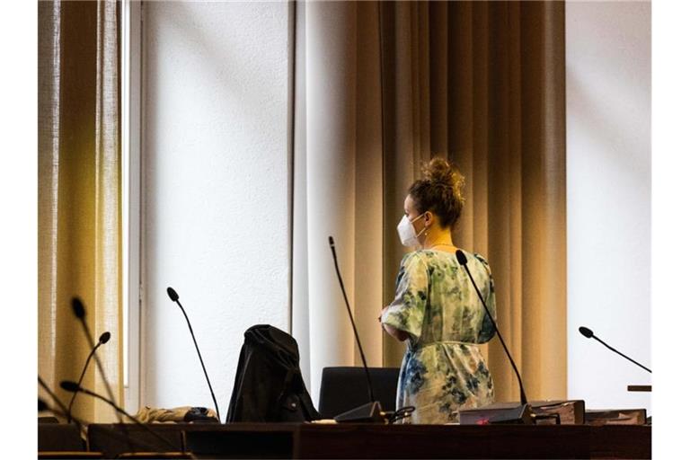 Die Klägerin Felicitas Rohrer steht im Landgericht Freiburg und blickt aus dem Fenster. Foto: Philipp von Ditfurth/dpa/Archivbild