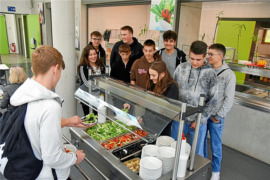 Die Klasse 9c der Schickhardtrealschule bedient sich an der Salatbar in der Mensa „Schicke Möhre“. Diese Woche gibt es dort an allen Tagen ein fleischhaltiges und ein vegetarisches Menü zur Auswahl. Foto: Tobias Sellmaier