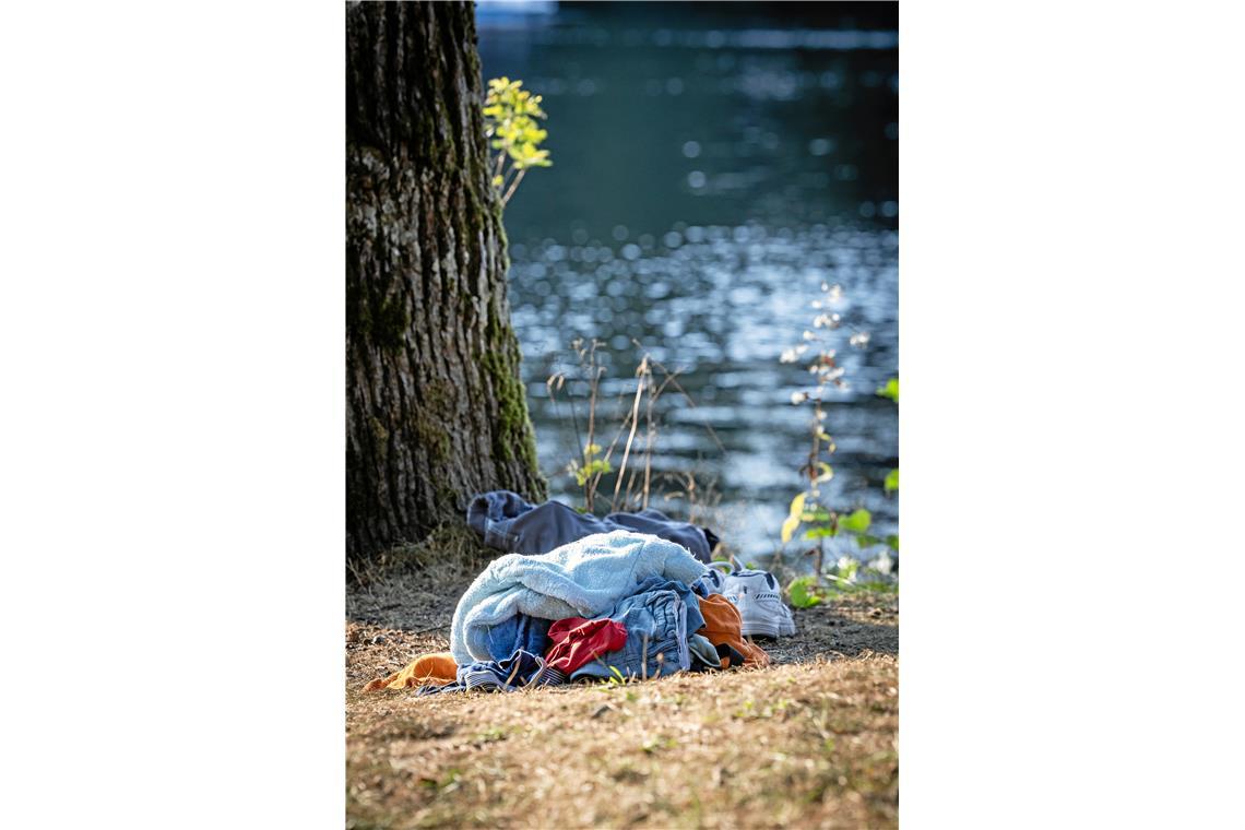 Die Kleider warten auf die Rückkehr ihrer Besitzer am Ebnisee.