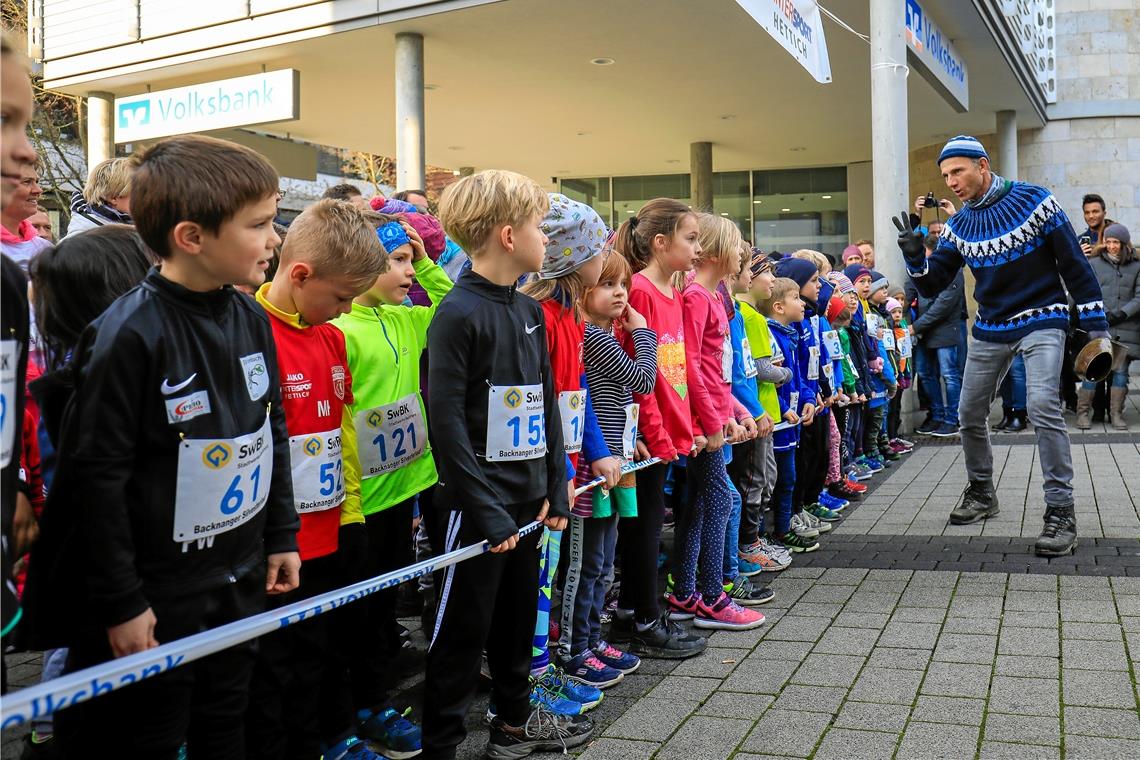 Die Kleinsten warten beim Bambinilauf aufs Startsignal von Silvesterlauf-Edelfan Jürgen Baumann. Für die beiden Kinder- und Jugendläufe gibt es über 410 Voranmeldungen.