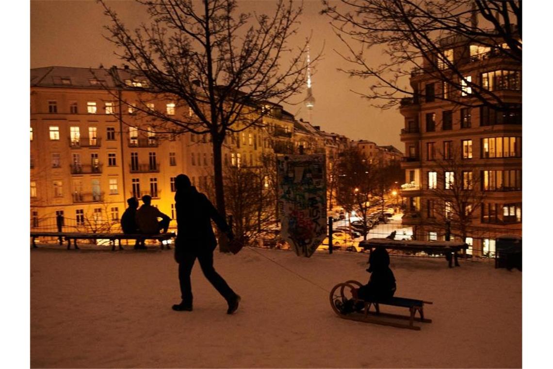Zunehmend Freizeitunfälle im „Coldspot“ Deutschland Die klirrende Kälte sorgt vor allem bei den Kleinen für eine Menge Spaß: Ein Kind wird auf einem Schlitten gezogen. Foto: Annette Riedl/dpa