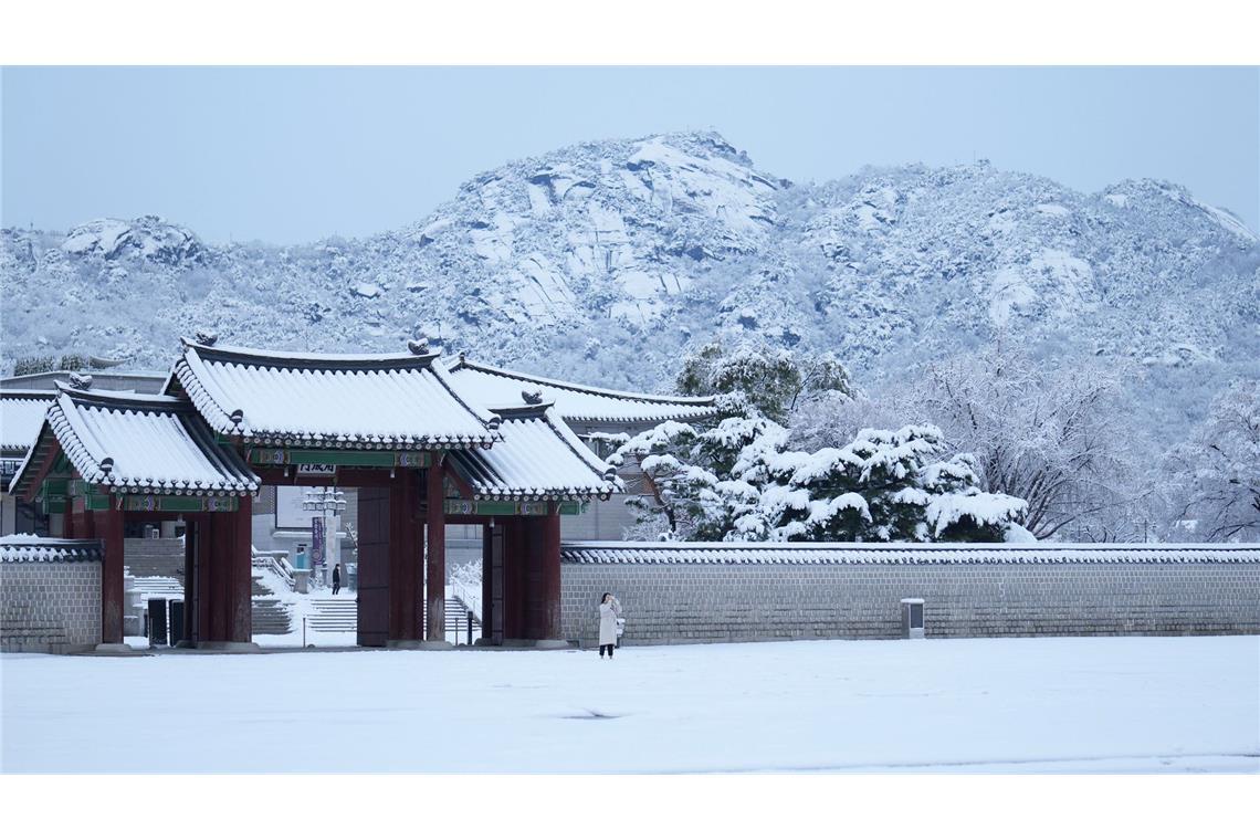 Die koreanische Wetterbehörde erwartet, dass die Schnee- und Regenfälle noch bis Donnerstagmittag Ortszeit anhalten werden.