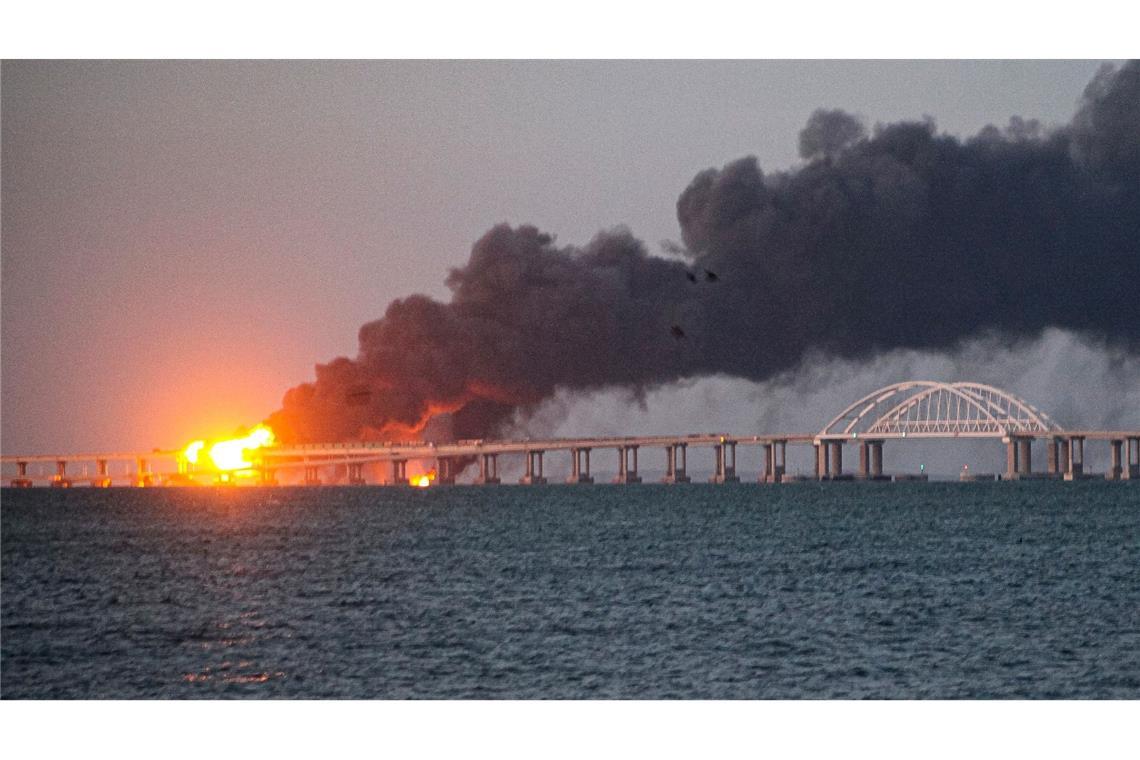 Die Krim-Brücke wurde immer wieder Ziel von Angriffen, wie hier im Oktober 2022.