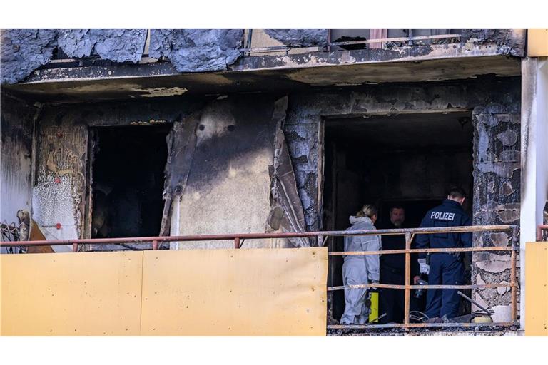 Die Kriminalpolizei will die Ursache des Brandes klären, bei dem drei Menschen ums Leben kamen.