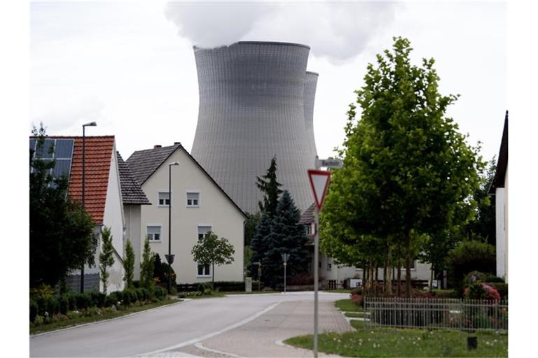 Die Kühltürme vom Atomkraftwerk Gundremmingen bei Günzburg sind zwischen Wohnhäusern zu sehen. Foto: picture alliance/Sven Hoppe/dpa/Archivbild