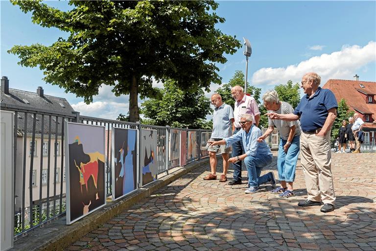 Die Künstler Herbert Seybold, Rainer Vogt, Kurt Entenmann, Elke Vetter und Sieghart Hummel ( von links) waren am Nachmittag vor Ort, sodass Besucher mit ihnen ins Gespräch kommen konnten. Foto: J. Fiedler