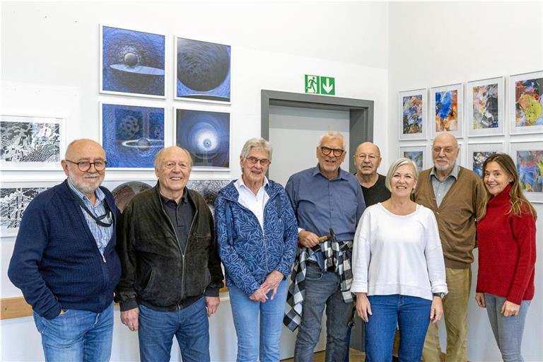 Die Künstlerinnen und Künstler haben alle Wände bestückt. Am Donnerstag sind zum Aufhängen der Bilder vor Ort: Herbert Seybold (von links), Sieghart Hummel, Elke Vetter, Kurt Entenmann, Ernst Keller, Ursula Draxler, Rainer Vogt und Cosima Gerner. Foto: Alexander Becher