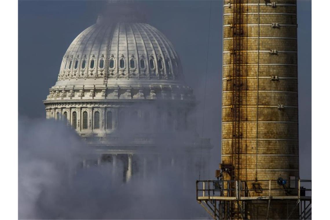 Flammender Appell aus Davos: Klimawandel als größtes Risiko Die Kuppel des Kapitols in Washington D.C. hinter den Abgasen des Kapitol-Kraftwerks. Foto: Jim Lo Scalzo/EPA/dpa