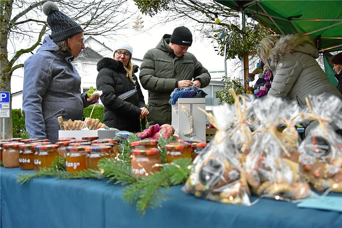 Die Landfrauen aus Auenwald verkaufen selbstgemachte Marmelade, Weihnachtsplätzc...