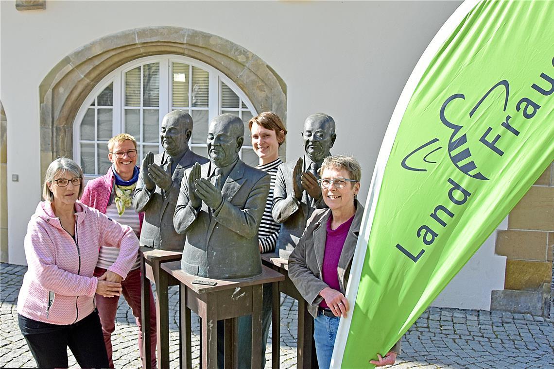 Die Landfrauen sind in Backnang wieder da und werden vor dem Rathaus von den Claqueuren beklatscht. Von links stehen Bettina Haag, Angelika Roth, Maike Scholl und Argula Bollinger als kommissarische Leiterin bereit.  Foto: Tobias Sellmaier