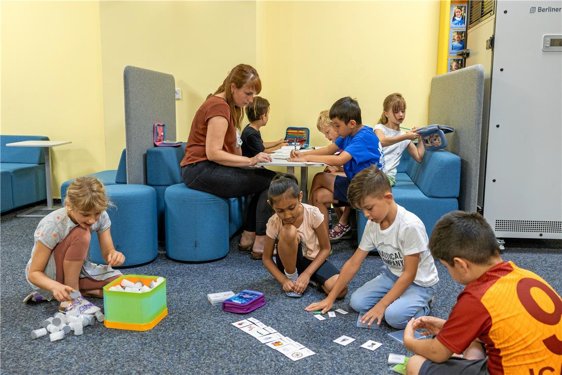 Die Lehrerin Franziska Sprenger hilft ein paar Schülern in der Lernecke der Plaisirschule, die Unterrichtsinhalte nachzuvollziehen. Künftig sollen Schüler mithilfe des Startchancenprogramms noch bessere individuelle Unterstützung erhalten. Foto: Alexander Becher