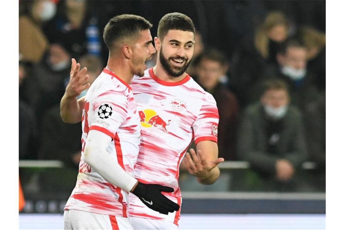Starke Leipziger Notelf wahrt Chance auf Europa League Die Leipziger André Silva (l) und Josko Gvardiol feiern das 3:0. Foto: Bernd Thissen/dpa