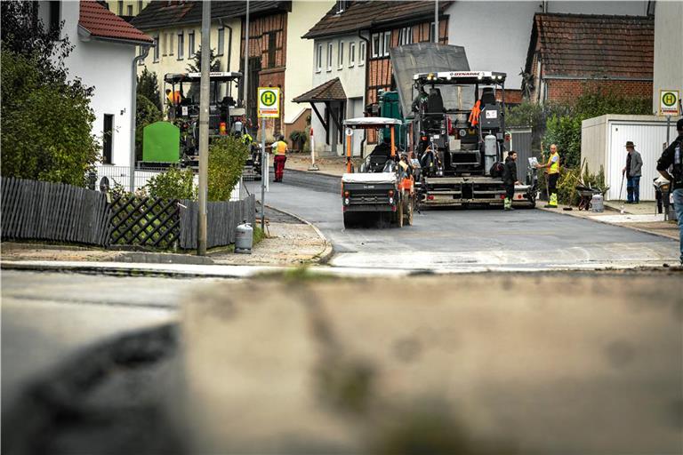 Die letzten Arbeiten an der Fahrbahn laufen. Foto: Alexander Becher