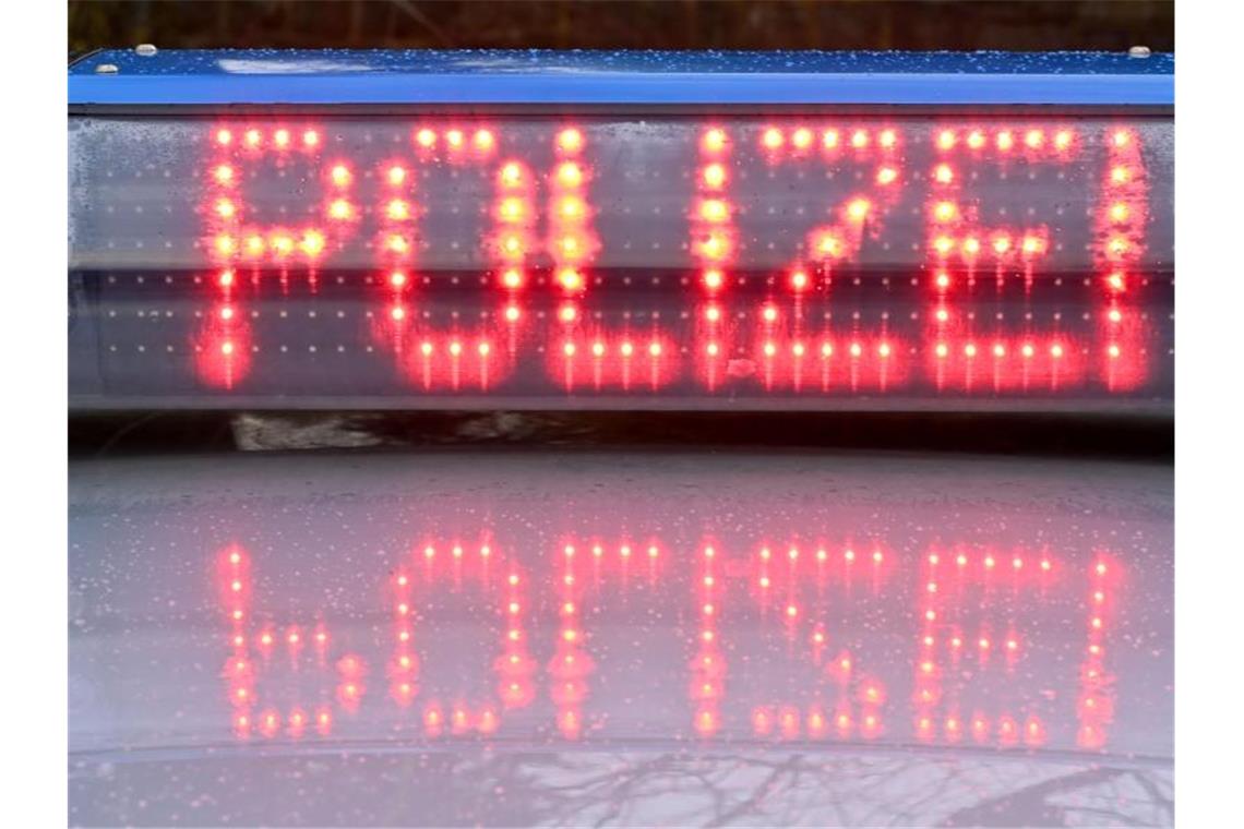 Polizeihubschrauber finden deutlich mehr Verdächtige Die Leuchtschrift „Polizei“ ist auf dem Dach eines Streifenwagens der Polizei zu sehen. Foto: Carsten Rehder/dpa