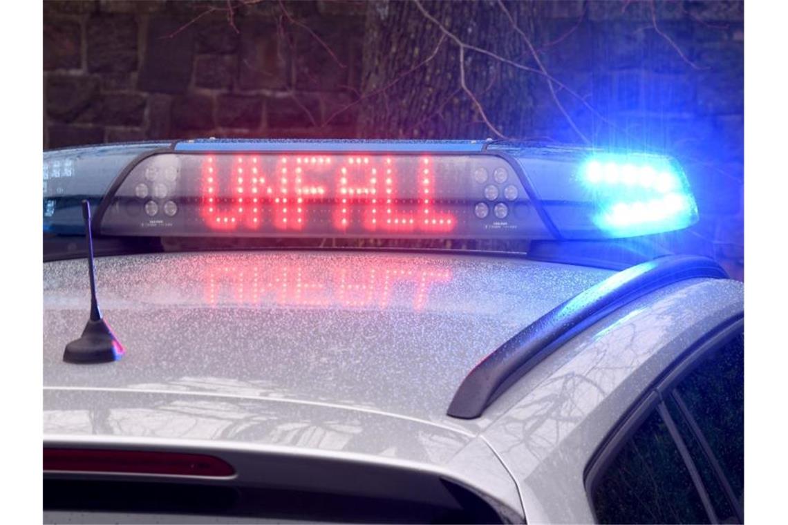 Zwei Busunfälle mit neun Verletzten in Heidelberg Die Leuchtschrift „Unfall“ auf dem Dach eines Polizeiwagens. Foto: Carsten Rehder/dpa/Symbolbild
