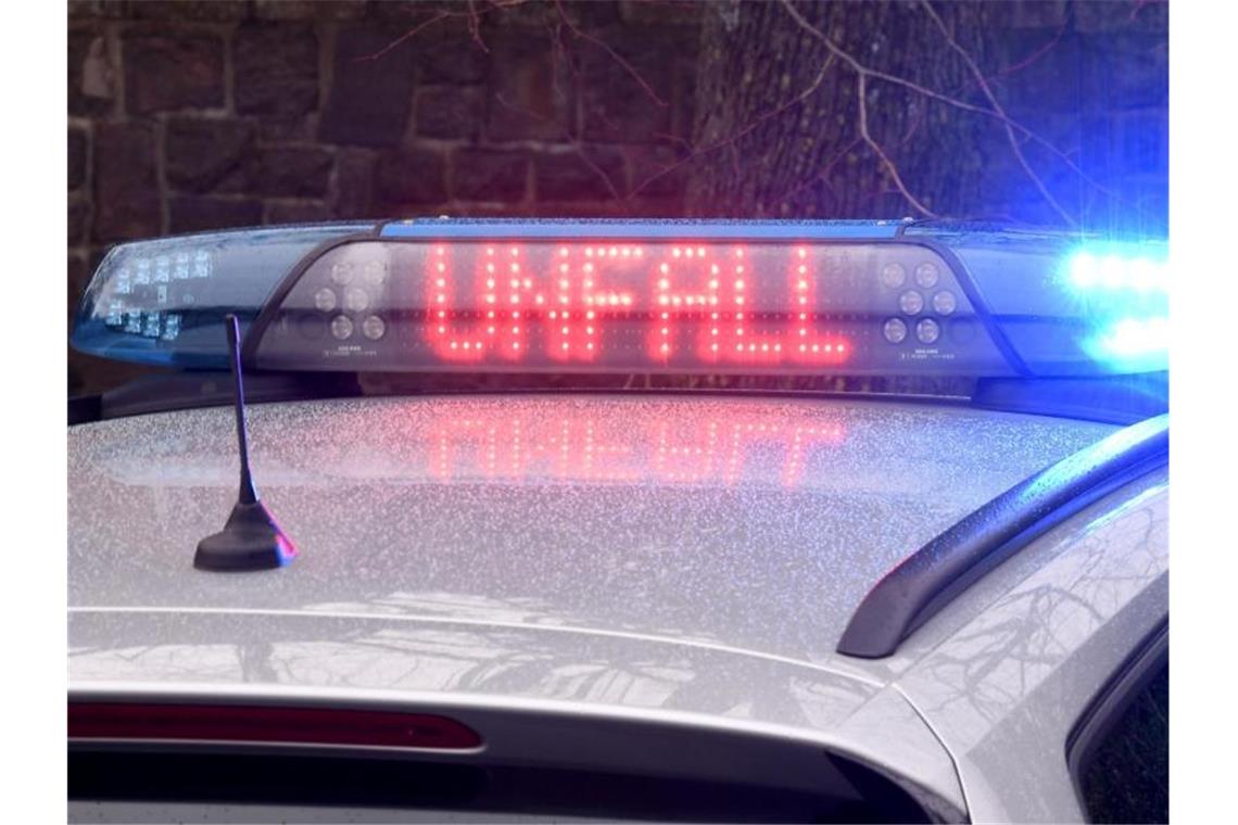 Zahlreiche Glatteisunfälle in Baden-Württemberg Die Leuchtschrift „Unfall“ ist auf dem Dach eines Streifenwagens der Polizei zu sehen. Foto: Carsten Rehder/dpa/Archivbild