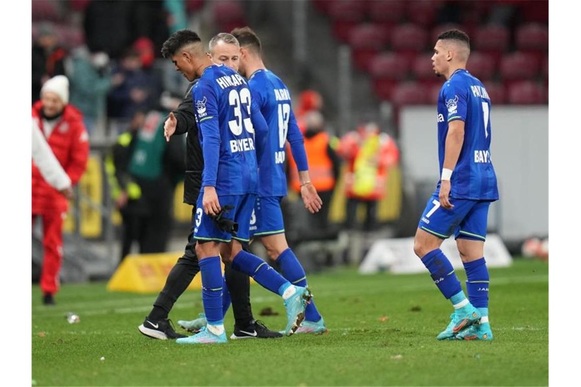 Leverkusen hakt Pleite in Mainz ab: Wirft uns nicht um Die Leverkusener verlassen nach der Niederlage in Mainz enttäuscht den Platz. Foto: Thomas Frey/dpa