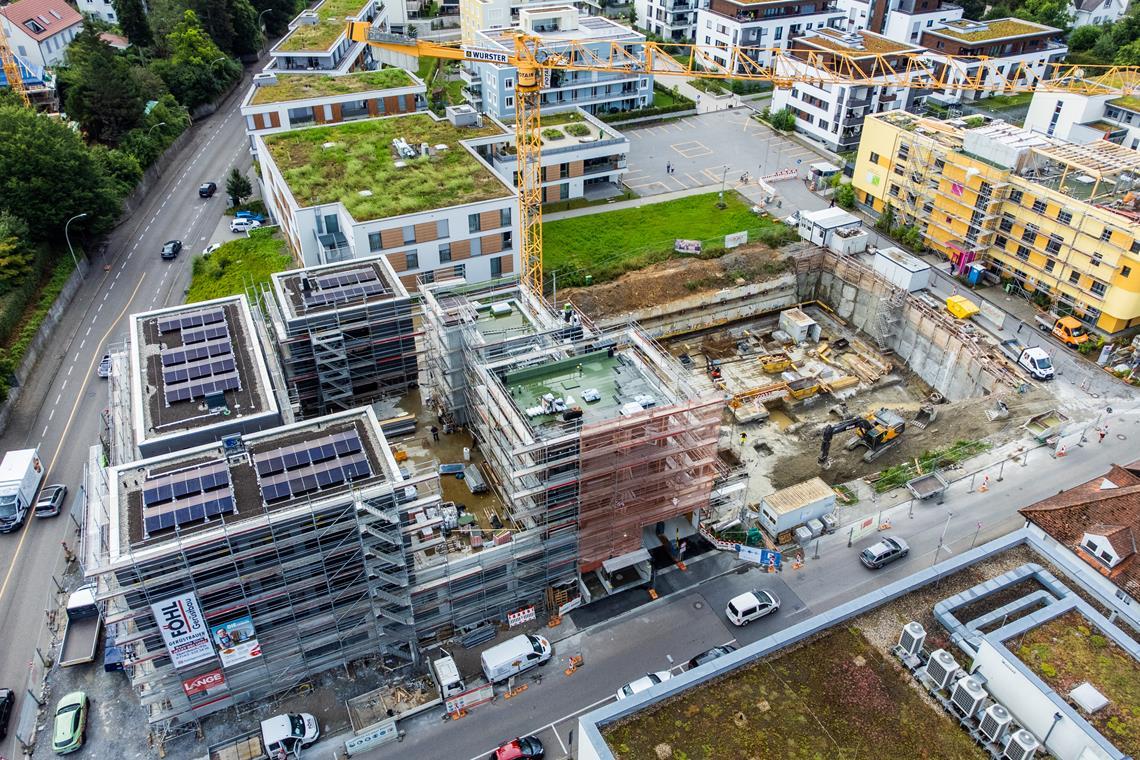 Die linke Hälfte steht, an der rechten wird eifrig geschafft. Im kommenden Frühjahr sollen die ersten Wohnungen auf dem neuen Parkhaus an der Karl-Krische-Straße beim Gesundheitszentrum bezugsfertig sein. Foto: Kreisbaugruppe