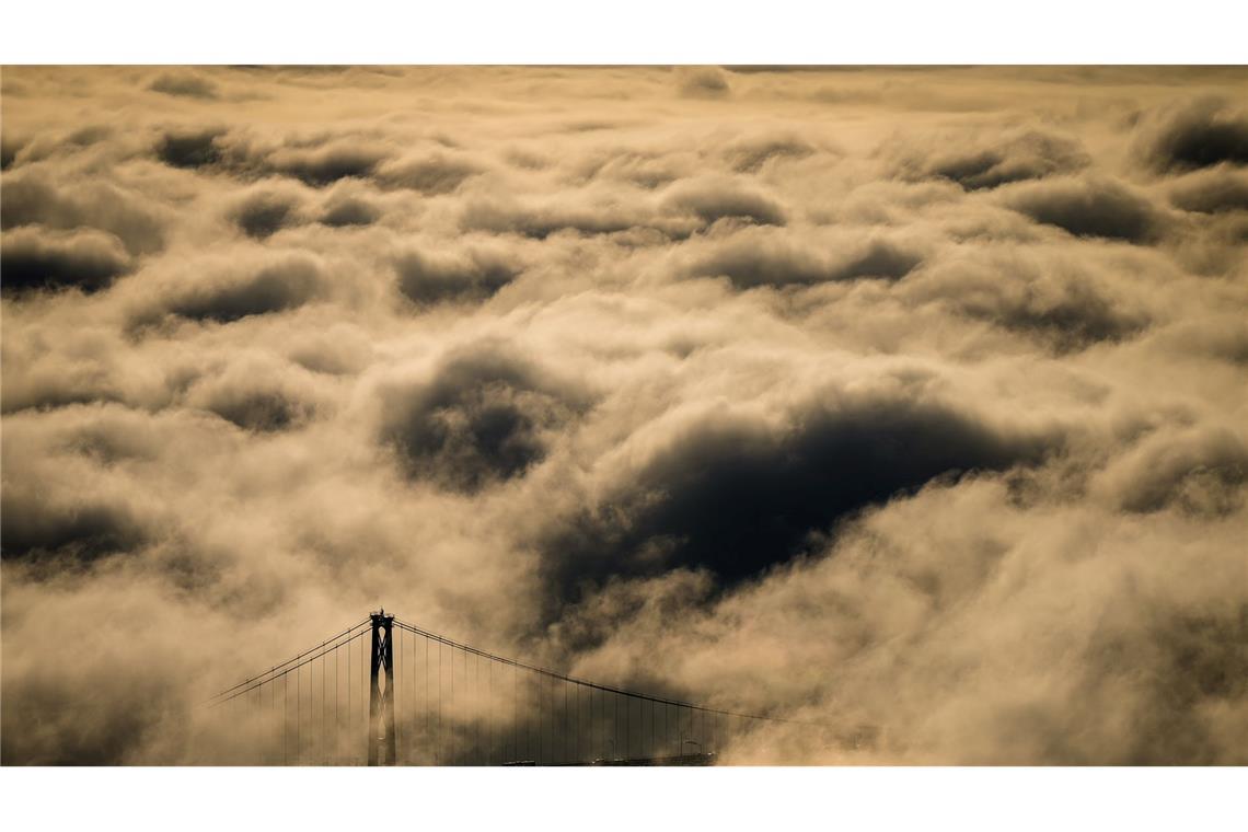 Die Lions Gate Bridge in Vancouver, B.C., in Kanada ragt aus dem Nebel.