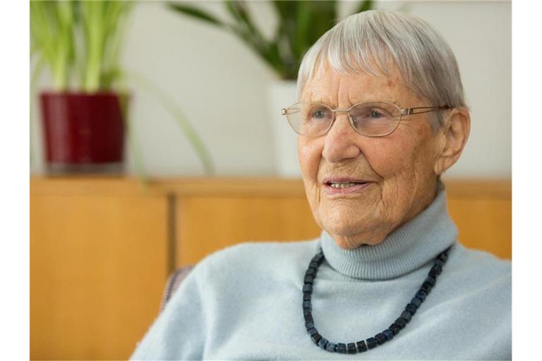 Die Literaturwissenschaftlerin Inge Jens, aufgenommen in ihrer Wohnung. Foto: picture alliance / Silas Stein/dpa/Archivbild