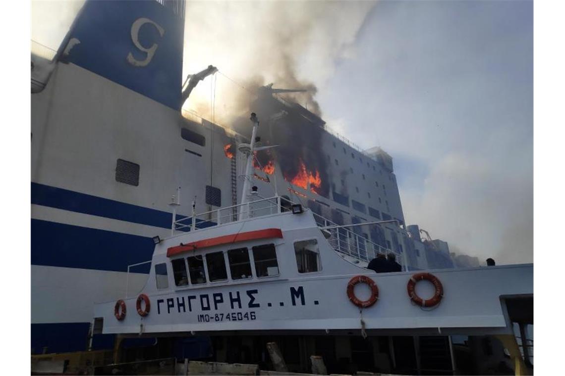 Kaum noch Hoffnung für Vermisste auf brennender Fähre Die Löscharbeiten auf der brennenden Fähre vor der Insel Korfu gehen weiter: Es gibt noch einige kleinere Brandherde. Foto: Uncredited/Hellenic Fire Service/AP/dpa