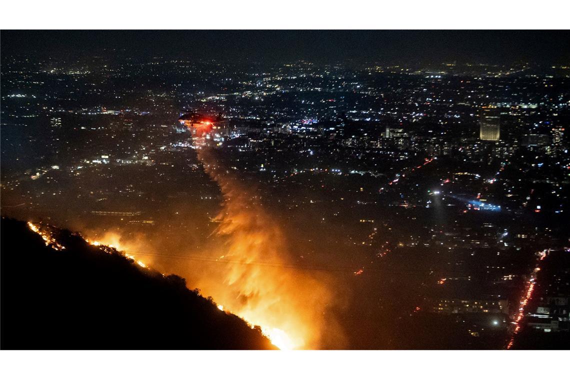 Die Löscharbeiten in den berühmten Hollywood Hills dauern an, die Behörden geben aber leichte Entwarnung.