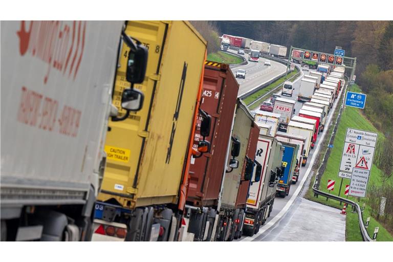 Die Logistikbranche fürchtet Störungen im Güterverkehr im Falle dauerhafter Grenzkontrollen (Archivbild).