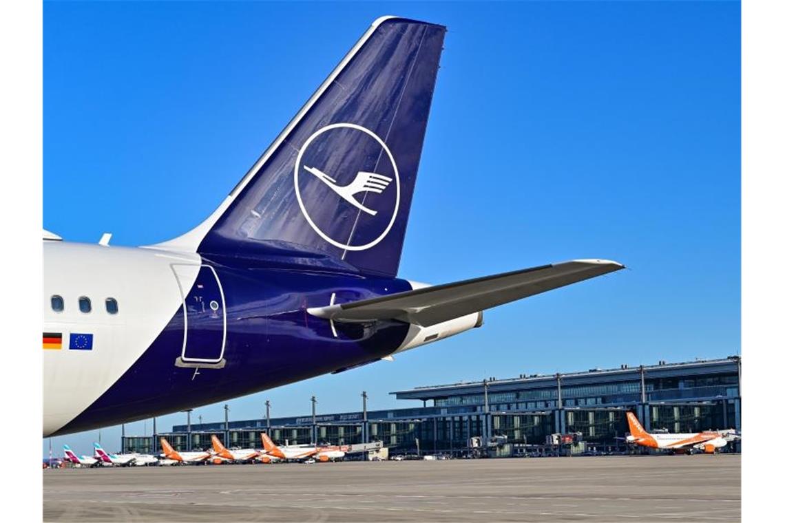 Bund soll neue Milliardenlöcher im Luftverkehr stopfen Die Lufthansa fliegt nun zwar zum neuen Berliner Flughafen - aber die wirtschaftliche Lage ist weiter ernst. Foto: Patrick Pleul/dpa-Zentralbild/dpa