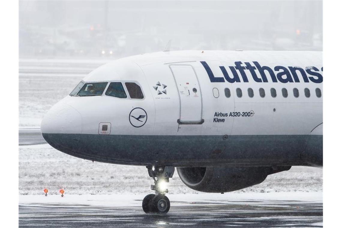 Deutschland und EU-Partner sperren russische Flieger aus Die Lufthansa stellt zunächst für sieben Tage alle Flüge nach oder über Russland ein. Foto: Silas Stein/dpa