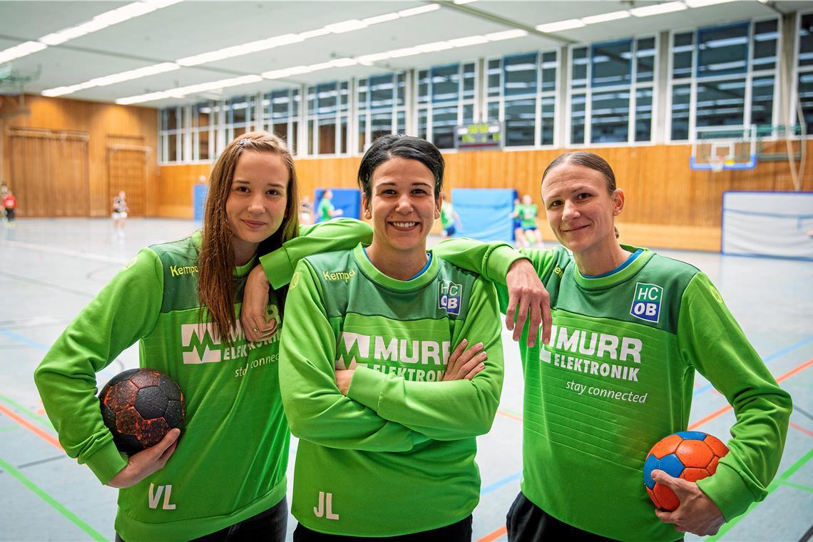 Die Lukács-Schwestern Viktoria, Judit und Reka (von links) sind eher in der Handballhalle zu Hause. Doch am Spiel bei der Fußball-EM zwischen Deutschland und ihrer alten Heimat Ungarn kommen auch sie natürlich nicht vorbei. Archivfoto: Alexander Becher