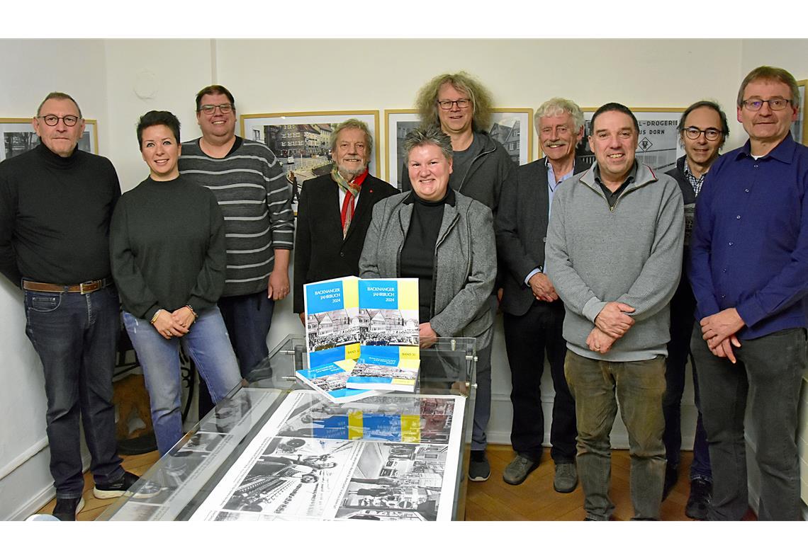 Die Macher des Jahrbuchs bei der Präsentation(von links): Bernhard J. Lattner, Petja Savic, Carsten Kottmann, Walter Schieber, Corinna Bäuerle, Andreas Kozlik, Gerhard Fritz, Jakob Eisler, Andreas Butz und Bernhard Trefz. Foto: Tobias Sellmaier