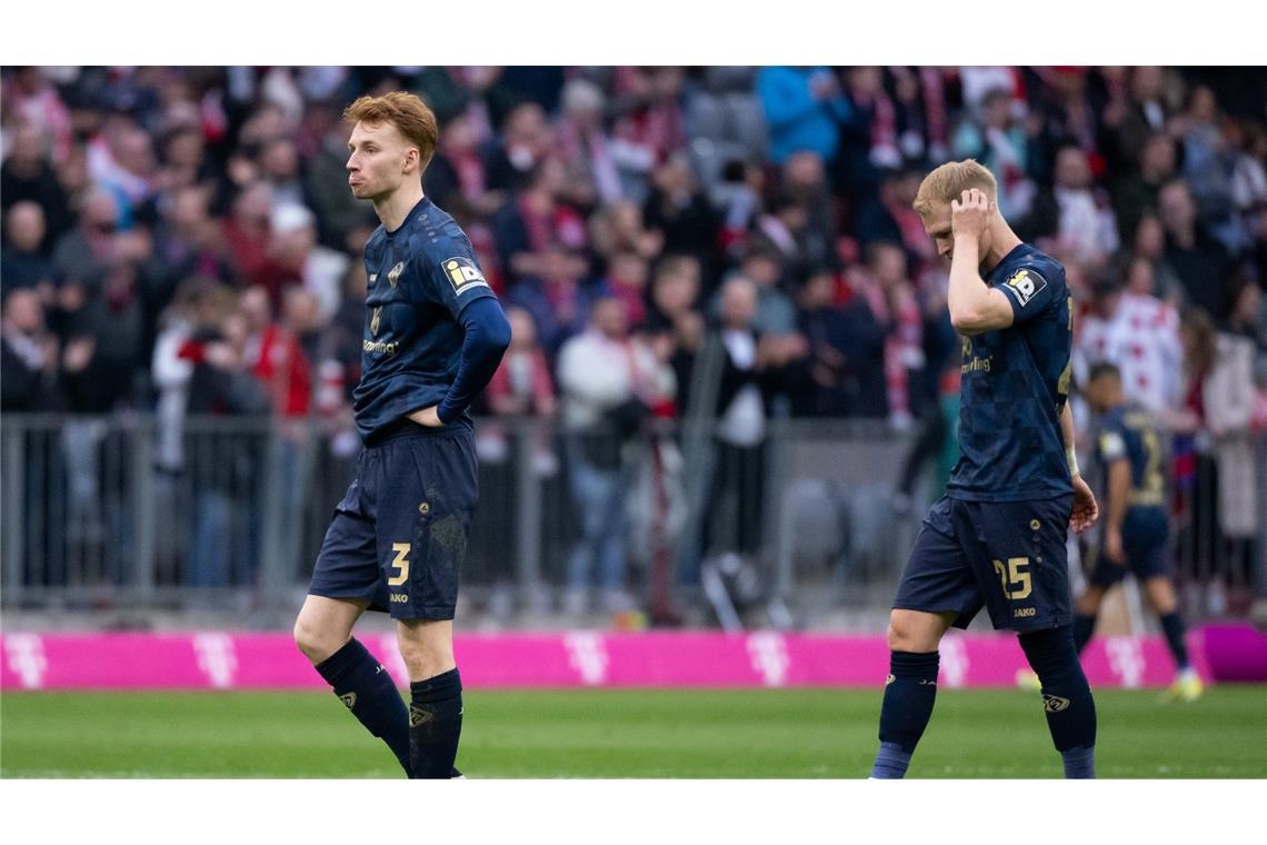 Die Mainzer Sepp van den Berg (l) und Andreas Hanche-Olsen sind nach der Klatsche beim FC Bayern enttäuscht.