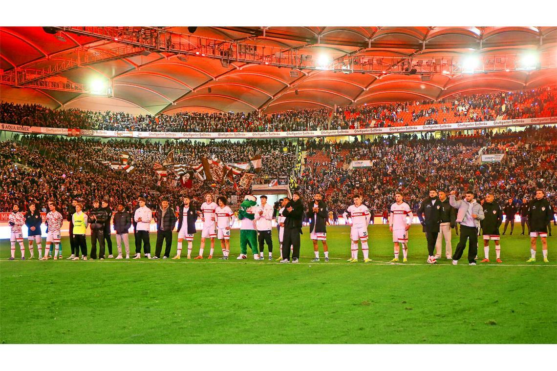 Die Mannschaft des VfB Stuttgart bedankt sich nach der Niederlage gegen den FC St. Pauli bei den Fans für die grandiose Unterstützung – nicht nur in diesem Spiel.