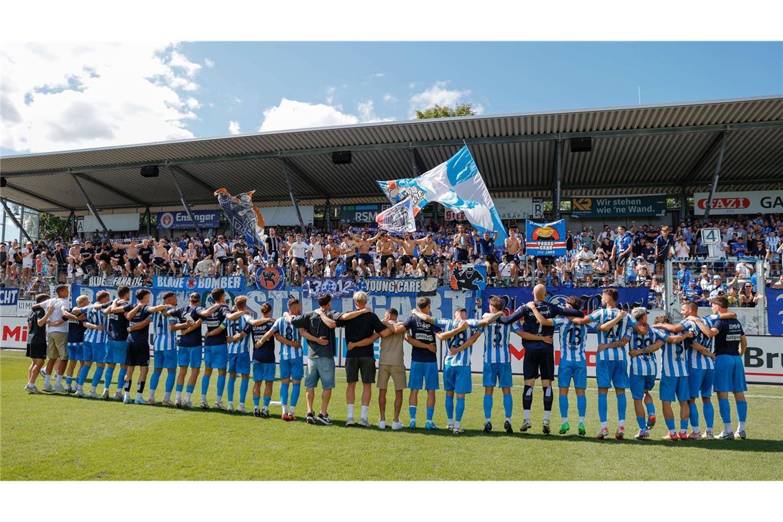 Die Mannschaft feiert vor dem B-Block.