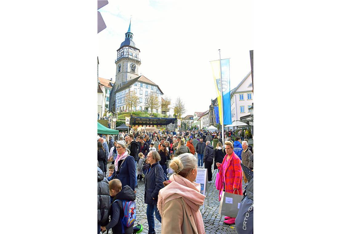 Die Marktstraße füllt sich am Nachmittag.