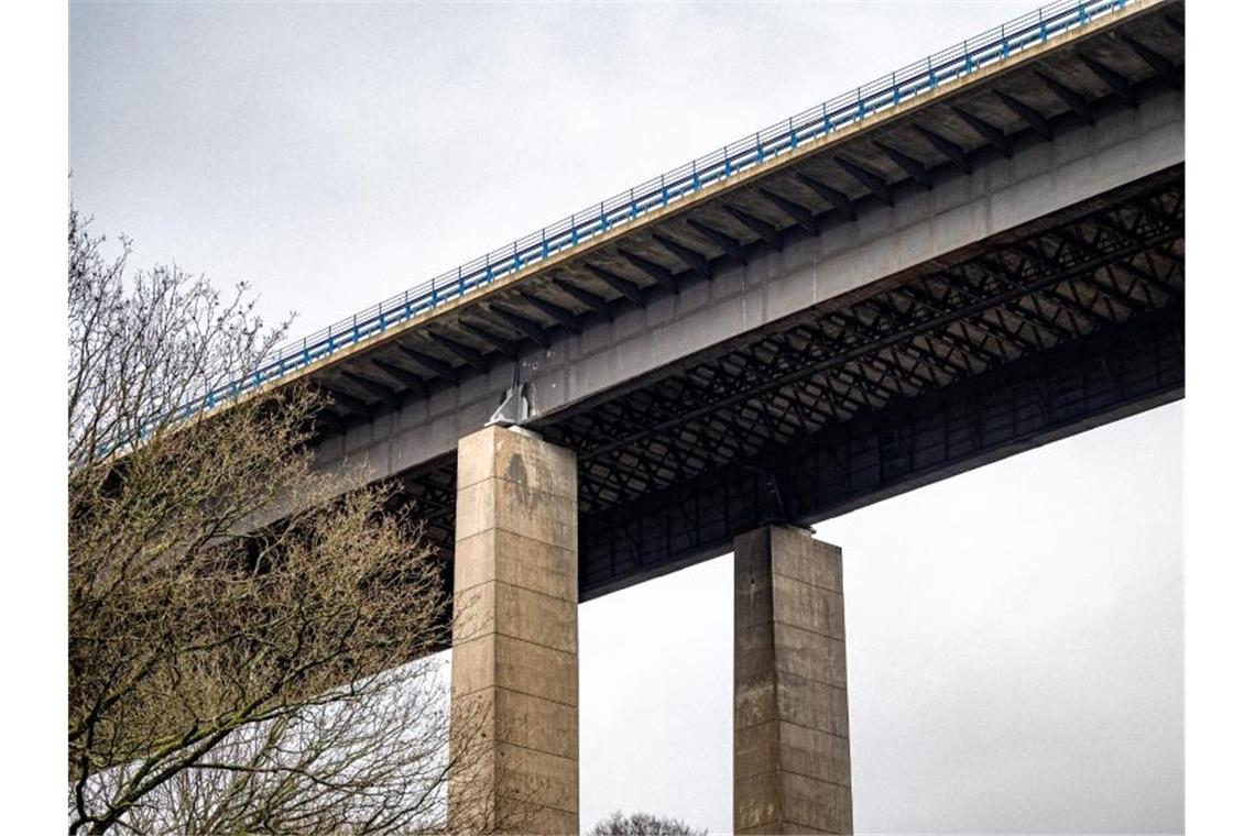 Marode Brücke auf A45 muss abgerissen werden Die marode Talbrücke Rahmede darf nicht mehr befahren werden. Foto: Markus Klümper/dpa