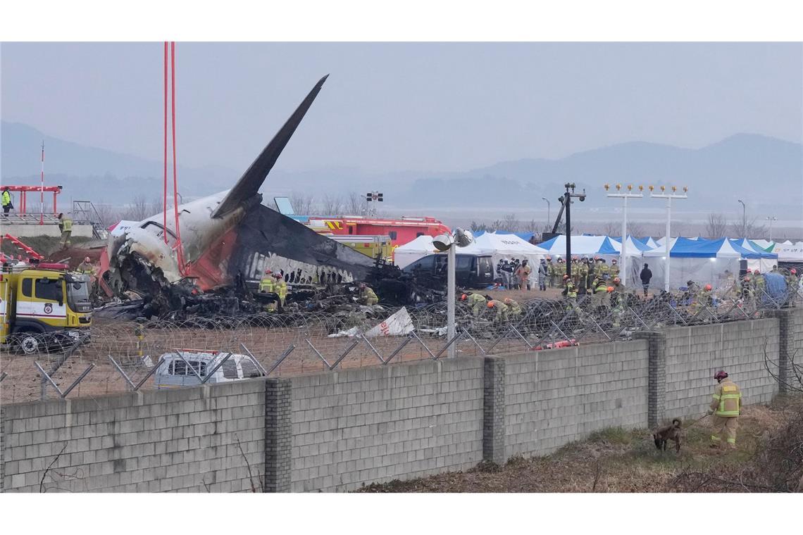 Die Maschine von Jeju Air zerschellte am Ende der Landebahn.