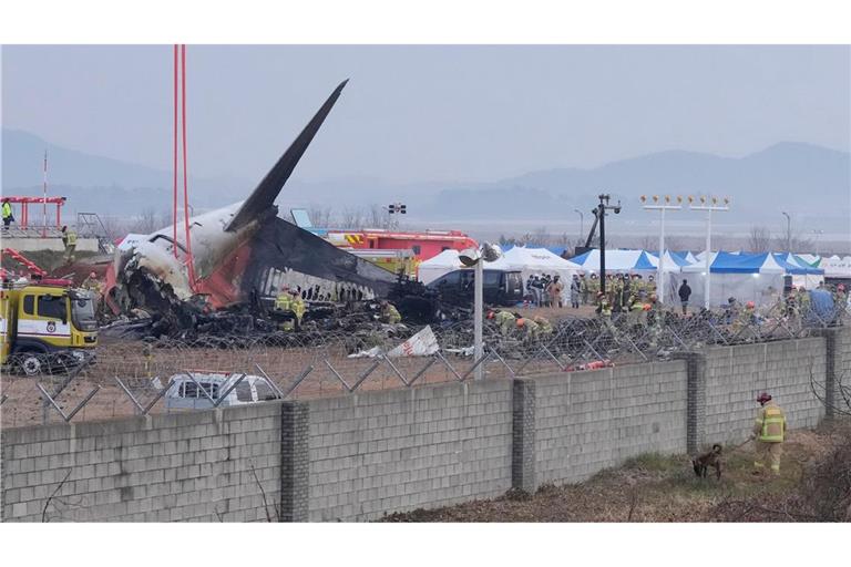 Die Maschine von Jeju Air zerschellte am Ende der Landebahn.