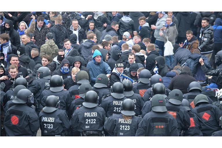 Die Mehrkosten für Polizeieinsätze bei Hochrisikospielen dürfen Bundesländer der DFL in Rechnung stellen. (Archivbild)