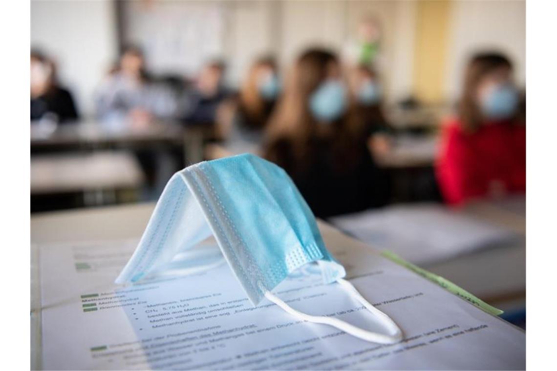 Eltern sehen Lernrückstände durch Schulschließungen Die meisten Schüler wünschen sich, dass die Vermittlung von Schulstoff auch nach Corona weitgehend von den Lehrern in der Schule übernommen wird. Foto: Matthias Balk/dpa