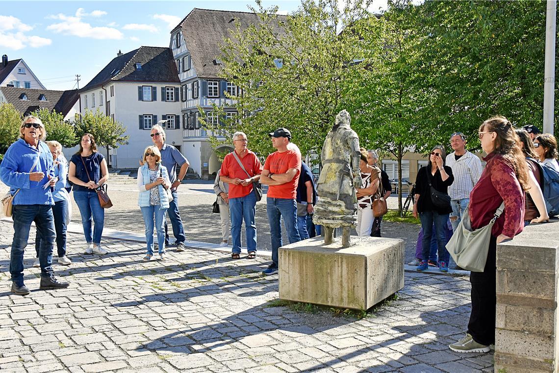 Die meisten Teilnehmer kennen Backnang bereits gut. Trotzdem nehmen sie an der Stadtführung für Singles teil, da Michael Keim (blaues Hemd) für Stimmung sorgt. Foto: Tobias Sellmaier