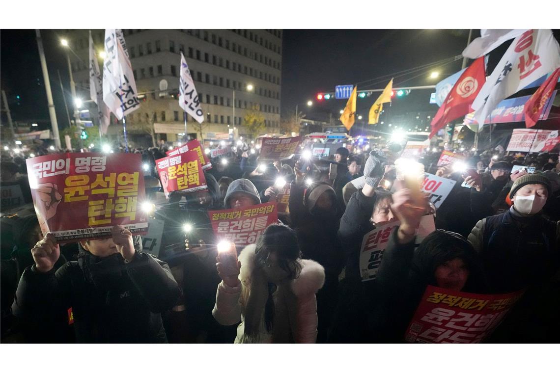 Die Menge vor dem Parlament protestierte lautstark gegen Yoons Vorgehen.